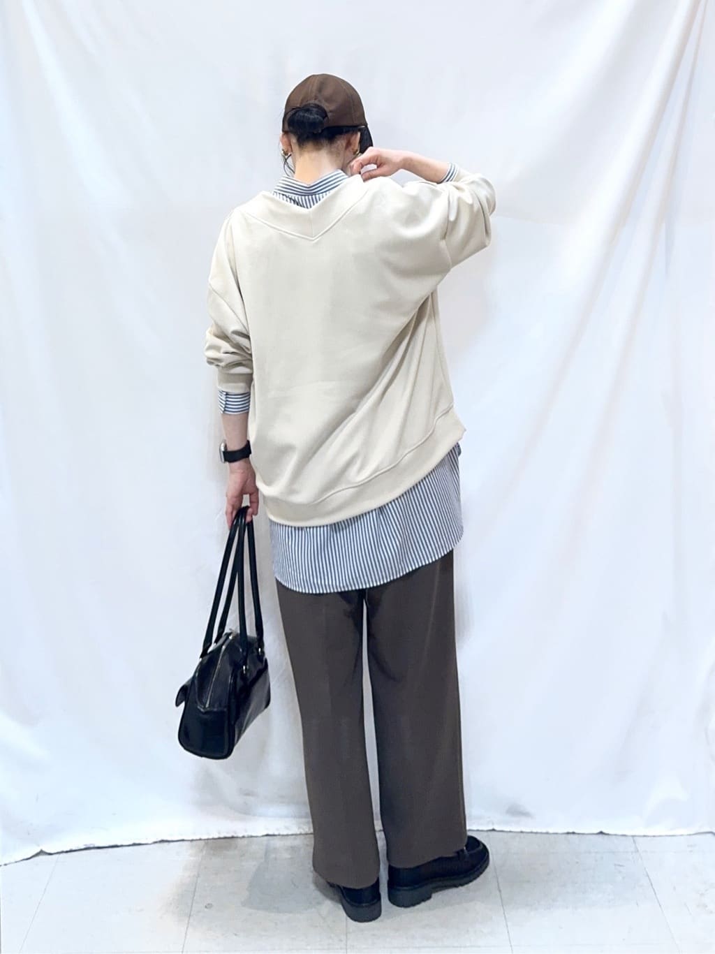 𝐇𝐢𝐫𝐨𝐦𝐢さんの「SHOO･LA･RUE｜【洗濯機可】インせずすっきり見え　優しい雰囲気のVネックトップス」を使ったコーディネート
