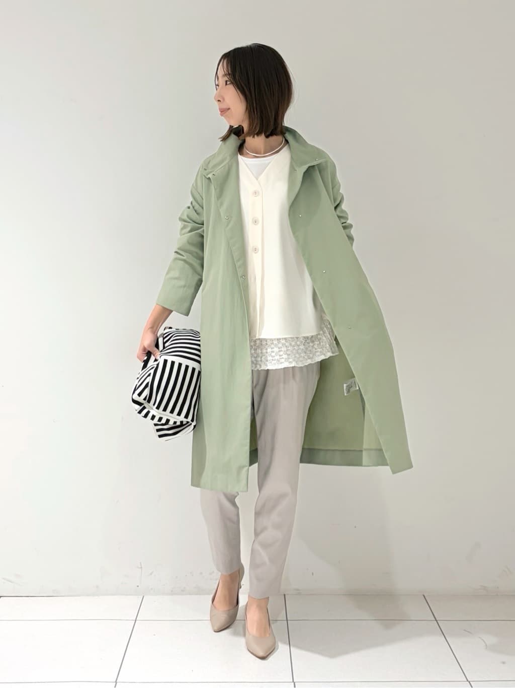 shioriさんの「INDIVI｜【洗える／UVケア／マットサテン】Vネックドルマンスリーブブラウス」を使ったコーディネート