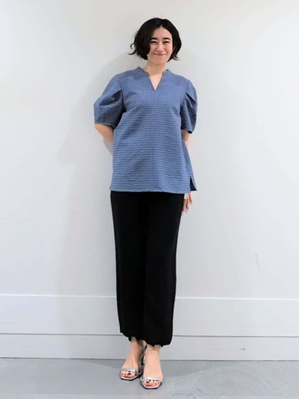 ミズタさんの「UNTITLED｜【吸水速乾/ストレッチ/Vネック】フォルムスリーブ ブラウス」を使ったコーディネート