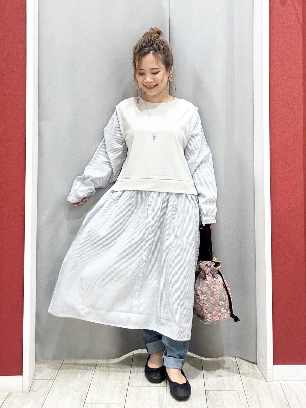 shioさんの「SHOO･LA･RUE｜【防風/撥水/S-LL】お顔回りすっきり見え　Vネックバルーンブルゾン」を使ったコーディネート