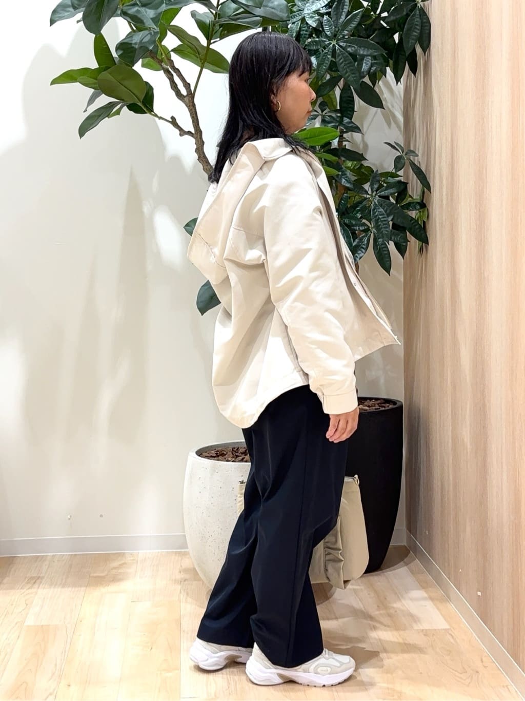 miraiさんの「grove｜【撥水】きれいめに着こなせるマウンテンパーカ」を使ったコーディネート