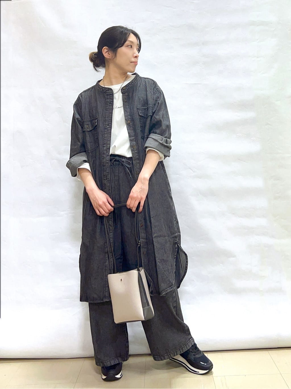 まっつんさんの「SHOO･LA･RUE｜【ライトオンスデニム/S-LL/体型カバー】首元すっきり ワンピにもなるロングデニムシャツ」を使ったコーディネート