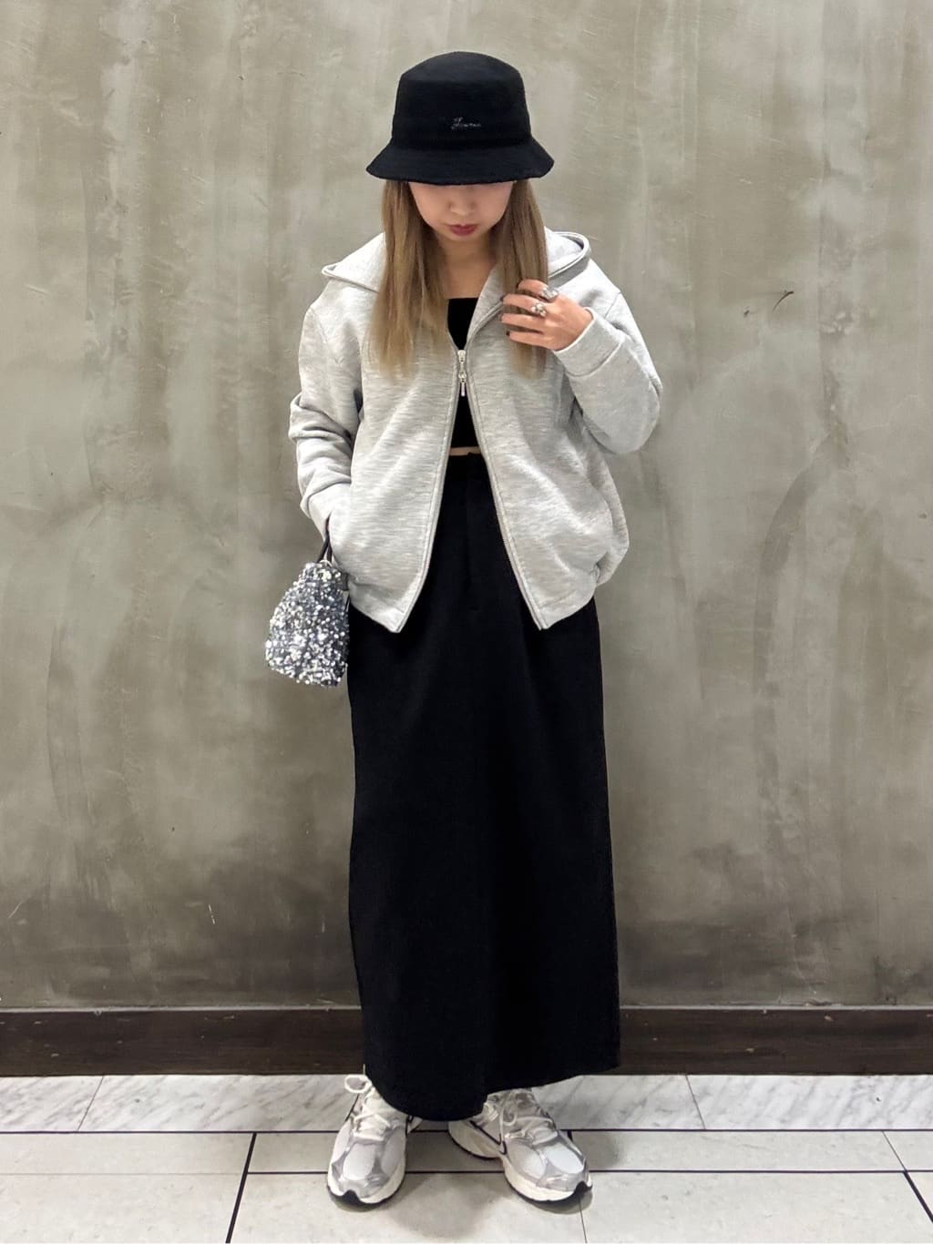 minaさんの「grove｜カットツイルタックナロースカート」を使ったコーディネート