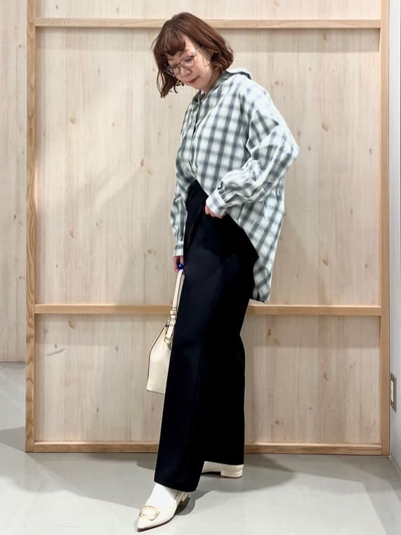 nakoさんの「THE SHOP TK｜【後ろ姿もサマになる】バックシャーリングシャツ」を使ったコーディネート