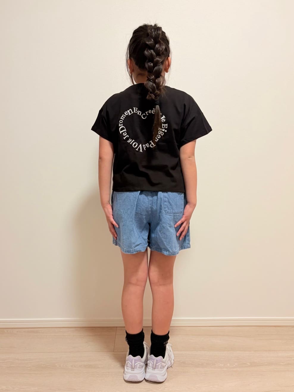 YUMIさんの「SHOO･LA･RUE｜【130-150cm】チャーム付きTシャツ」を使ったコーディネート