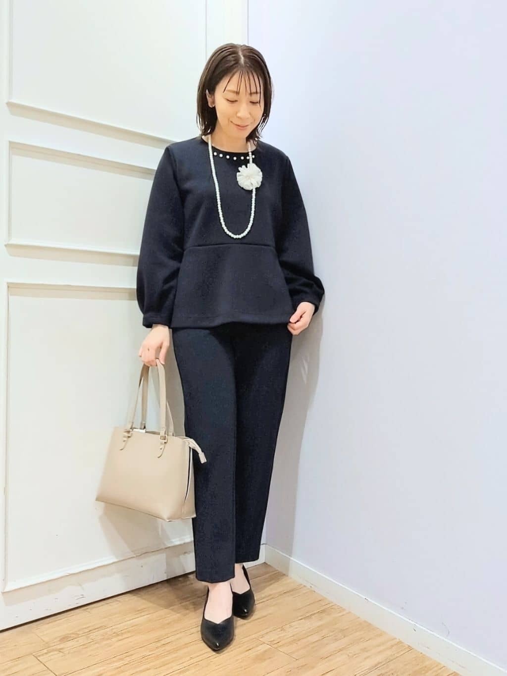 miomioさんの「SHOO･LA･RUE｜【洗濯機可/セットアップ可/S-3L】きちんと楽に。カットジョーゼット テーパードパンツ」を使ったコーディネート