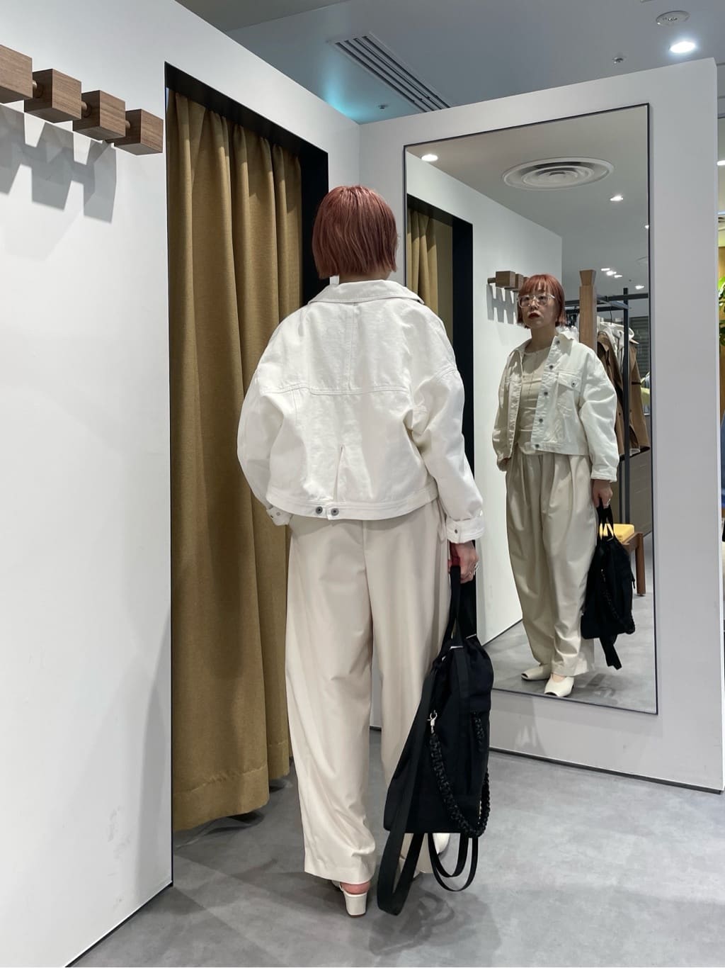 mikuさんの「INDIVI｜バックオープンリブ長袖Tシャツ」を使ったコーディネート