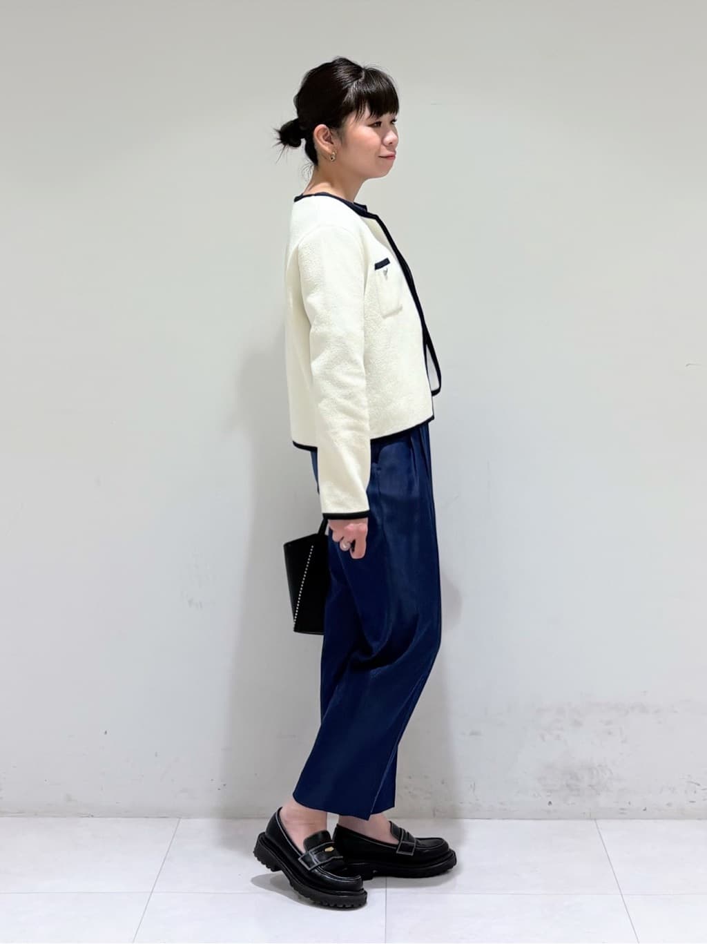 tsuyuさんの「INDIVI｜【ミドルサイズ／合皮／ショルダー付】スタッズ風メタルバッグ」を使ったコーディネート