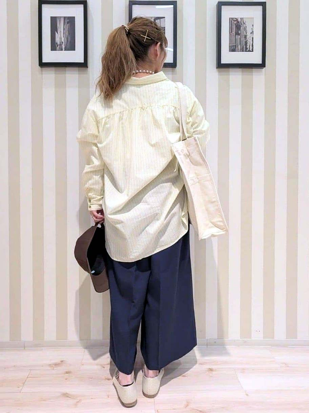 otaさんの「SHOO･LA･RUE｜【体型カバー】バックギャザーで魅せる オーバーサイズシャツ」を使ったコーディネート
