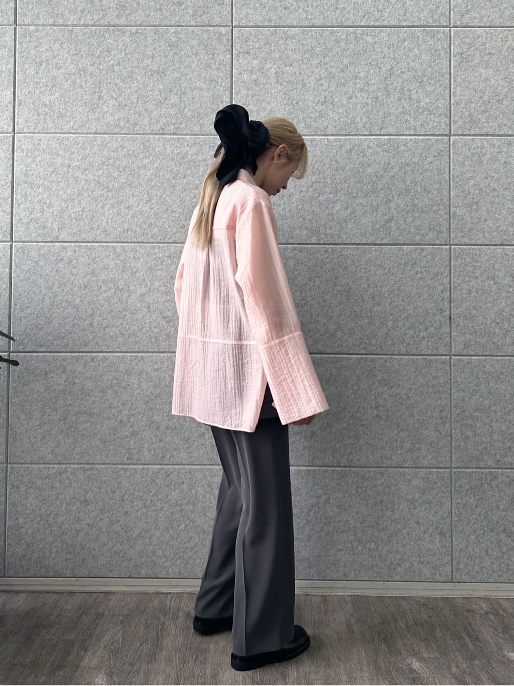 honoka Aさんの「CODE A｜point neck ribbon shirts」を使ったコーディネート