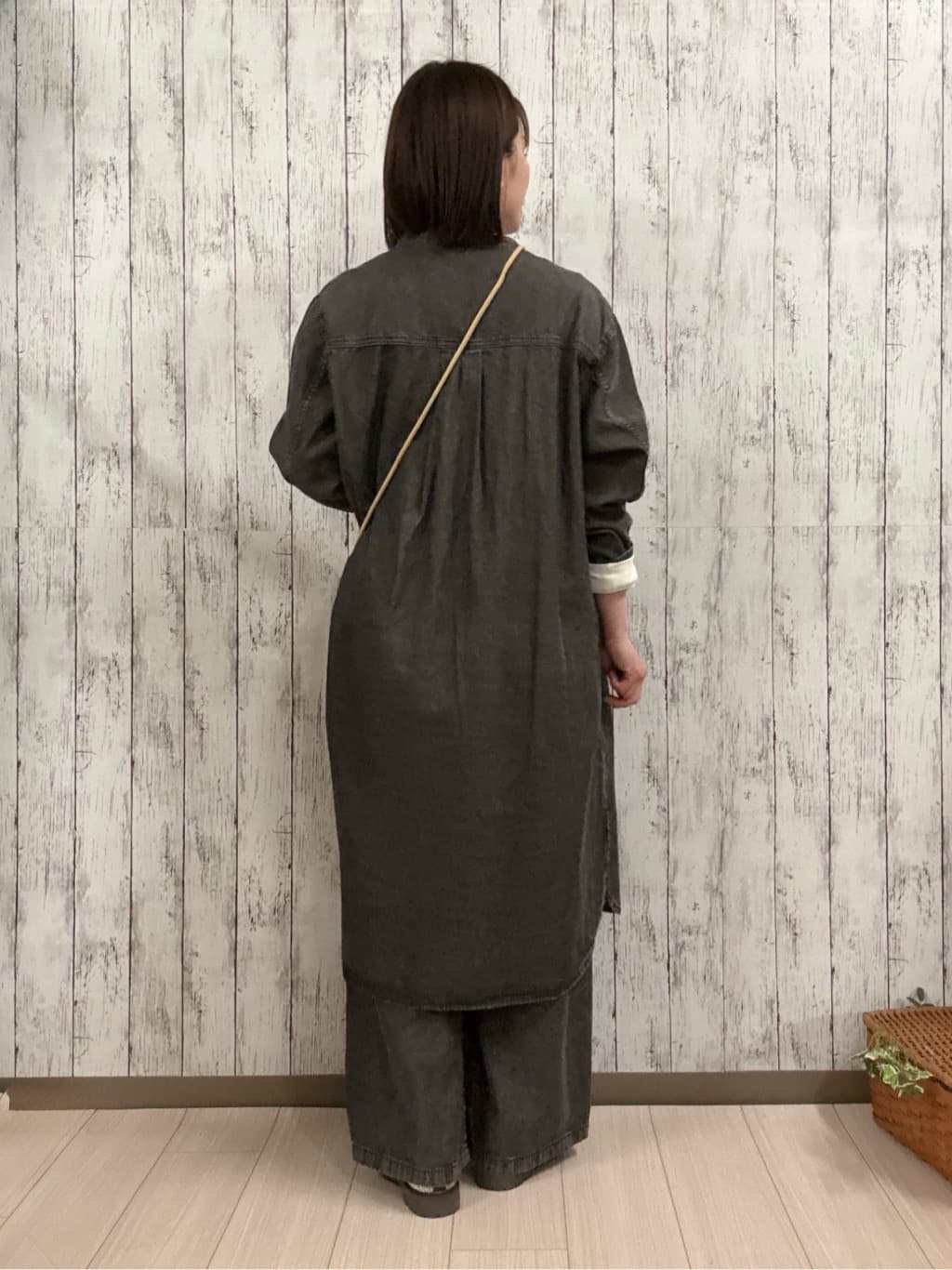 シカさんの「SHOO･LA･RUE｜【ライトオンスデニム/S-LL/体型カバー】首元すっきり ワンピにもなるロングデニムシャツ」を使ったコーディネート