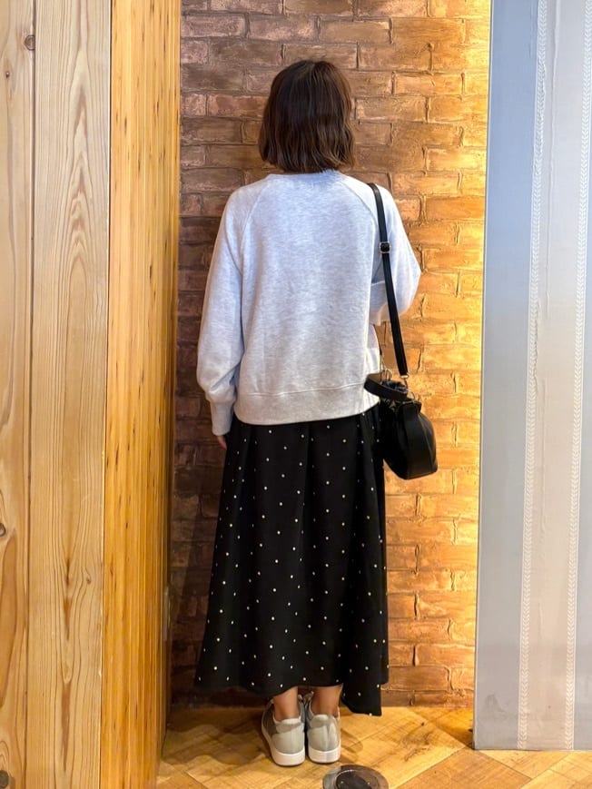 mieさんの「SHOO･LA･RUE｜MIX調 シンプルラグランスウェット」を使ったコーディネート
