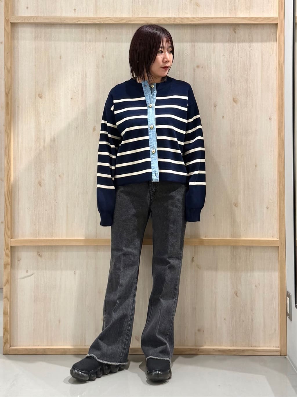 nanaさんの「THE SHOP TK｜【羽織るだけでこなれ感を演出】デニム切替カーディガン」を使ったコーディネート