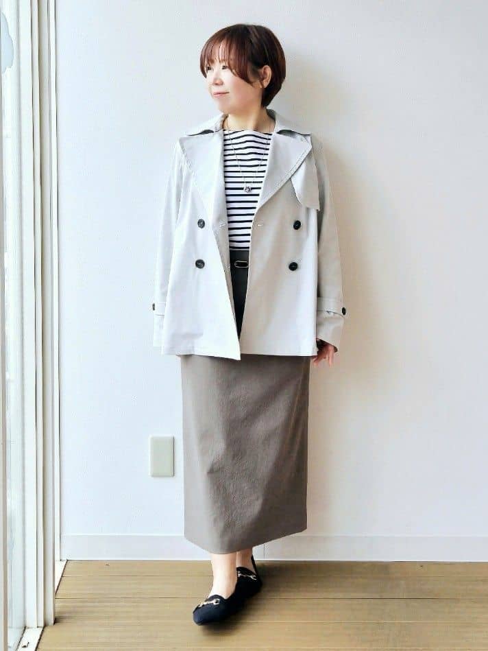 やじまさんの「UNTITLED｜【定番人気/はっ水/洗える】タスランショートトレンチコート」を使ったコーディネート