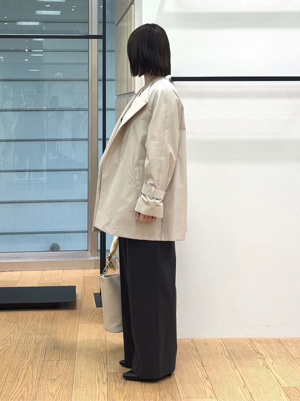 asamiさんの「INDIVI｜【洗える／UVケア／マットサテン】Vネックドルマンスリーブブラウス」を使ったコーディネート