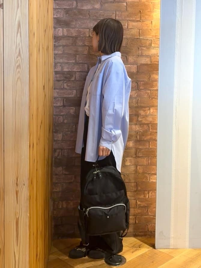 mieさんの「SHOO･LA･RUE｜【体型カバー】バックギャザーで魅せる オーバーサイズシャツ」を使ったコーディネート