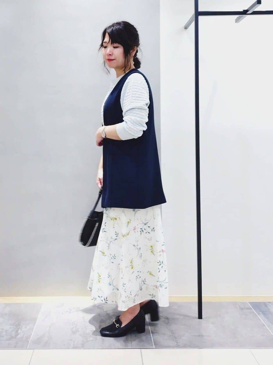 TOMOMIさんの「INDIVI｜【SETUP可能】モダンフラワー柄フレアスカート」を使ったコーディネート