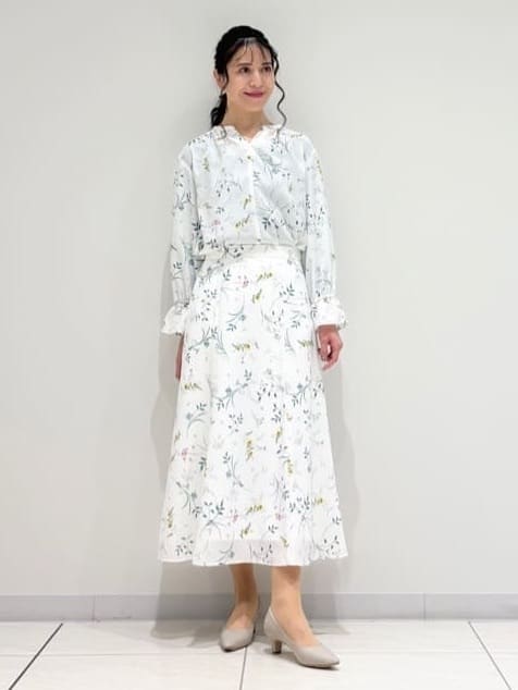 kayoさんの「INDIVI｜【SETUP可能】モダンフラワー柄キャンディスリーブブラウス」を使ったコーディネート