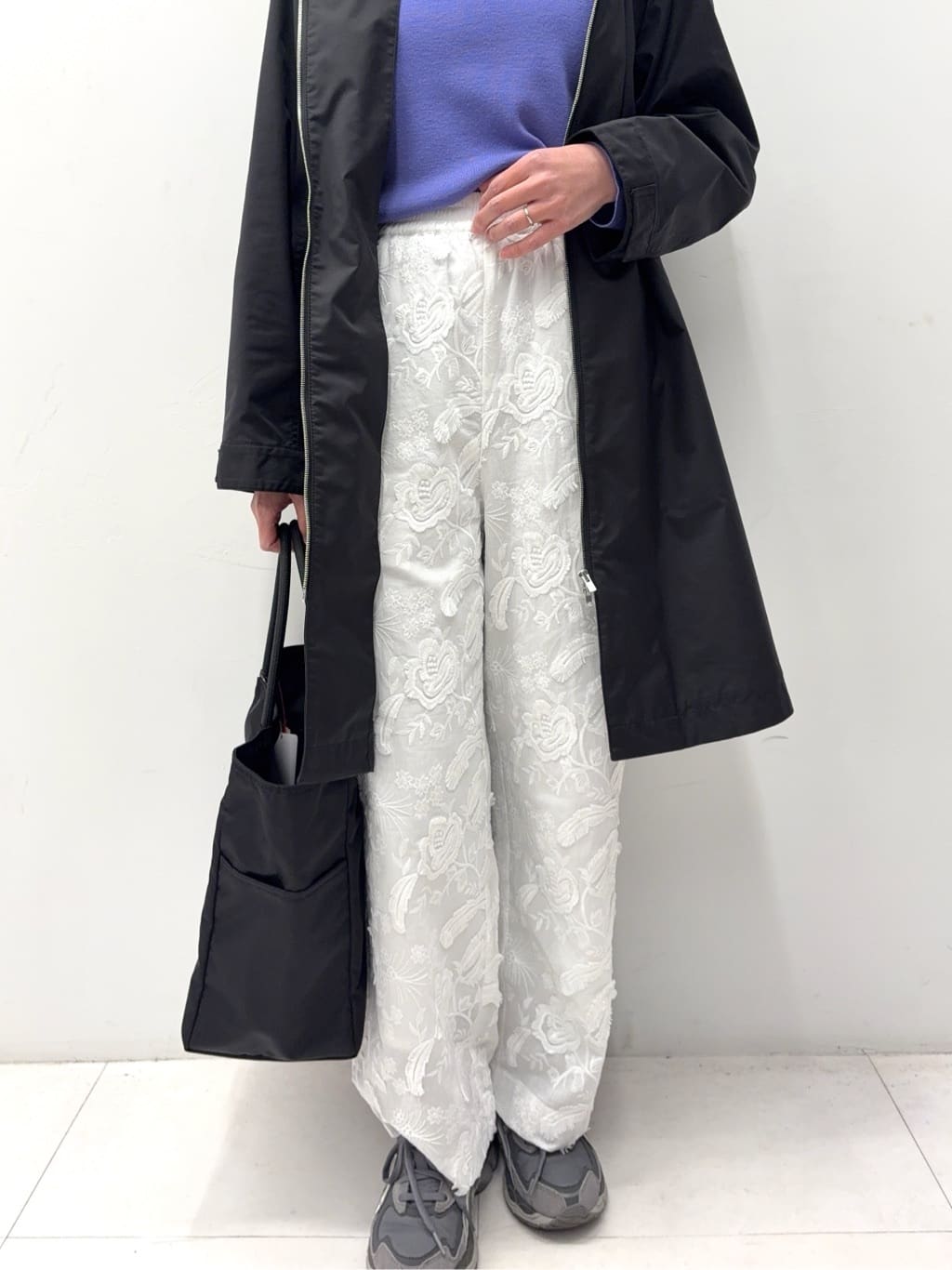 Nishijimaさんの「DRESSTERIOR｜【ウォッシャブル/撥水素材】撥水フーテッドツイルコート」を使ったコーディネート