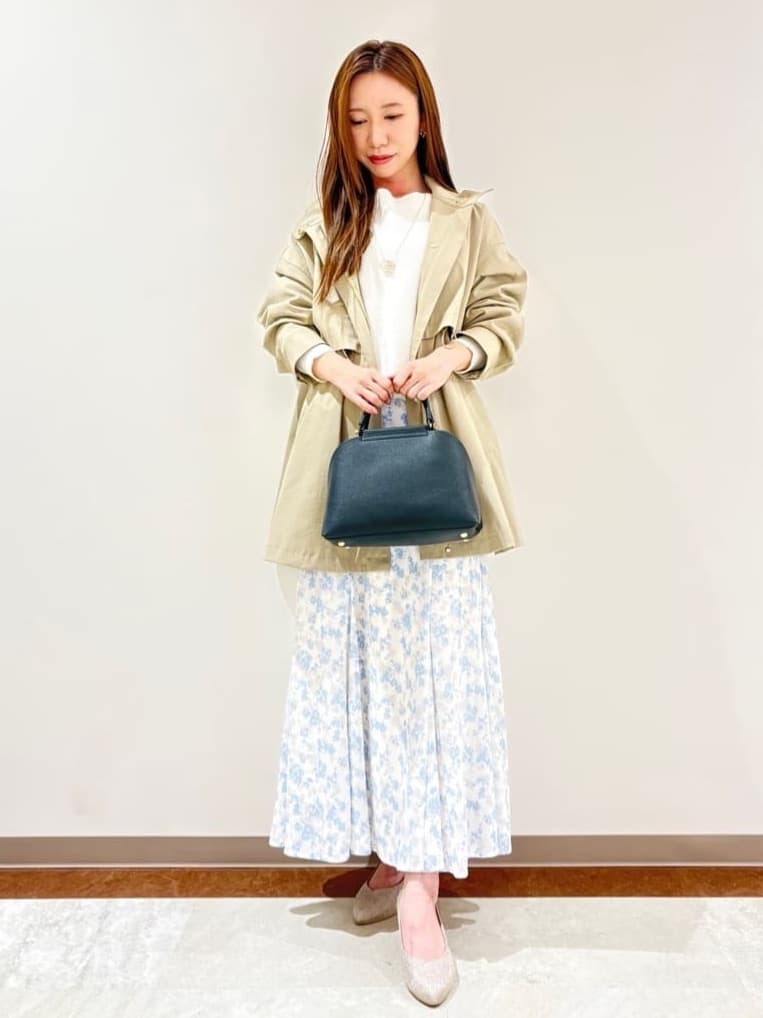 まきさんの「grove｜【撥水／シルエット2WAY】羽織るだけでサマになる、スタンドネックテントラインコート」を使ったコーディネート