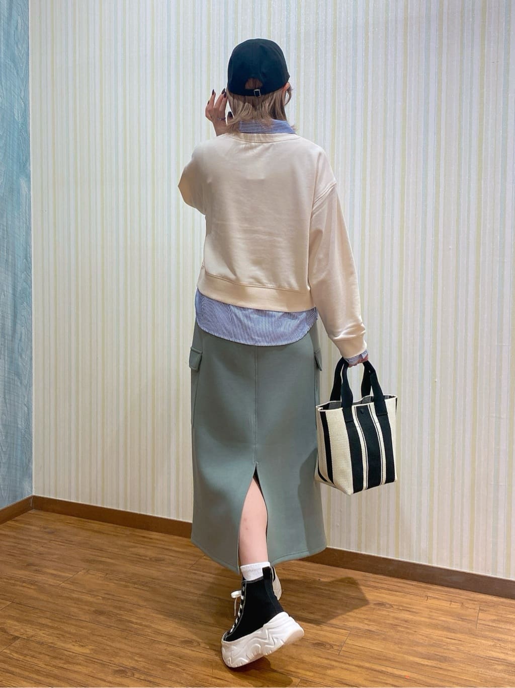 ayaさんの「SHOO･LA･RUE｜【洗濯機可】1枚でサマ見え シャツレイヤード風 スウェット」を使ったコーディネート