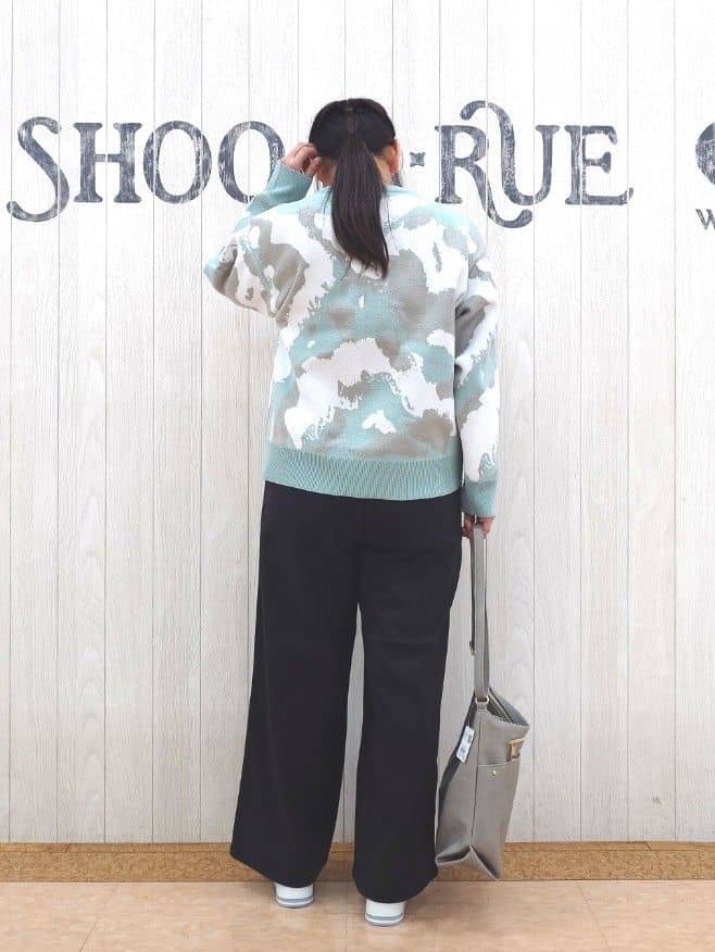 とろろさんの「SHOO･LA･RUE｜【洗濯機可/S-LL】1枚で華やかに ラメ入りニュアンス柄ニット」を使ったコーディネート