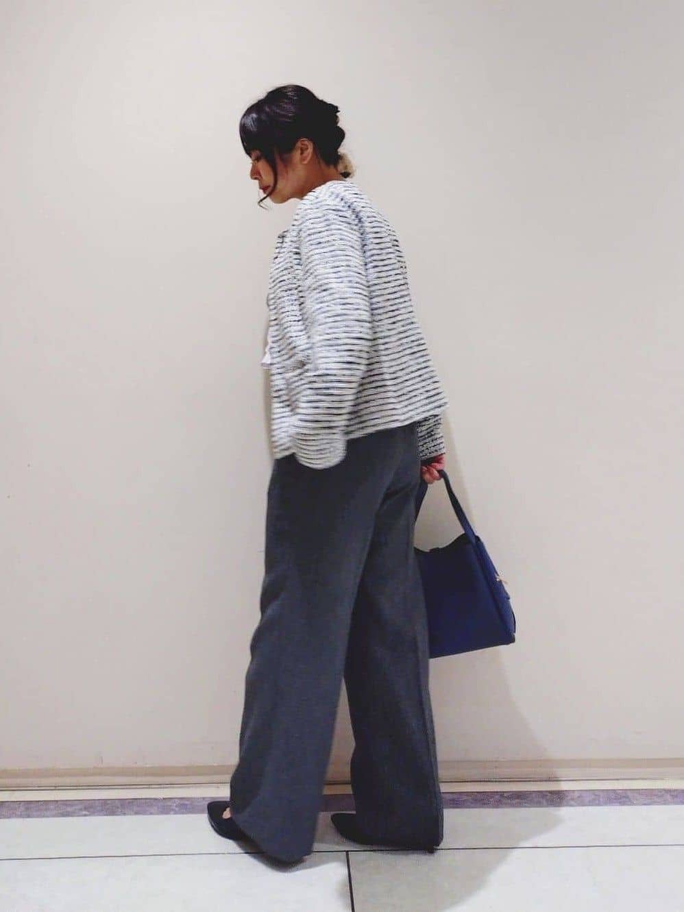 TOMOMIさんの「INDIVI｜【合皮／ミドルサイズ】春カラーフォルムバッグ」を使ったコーディネート