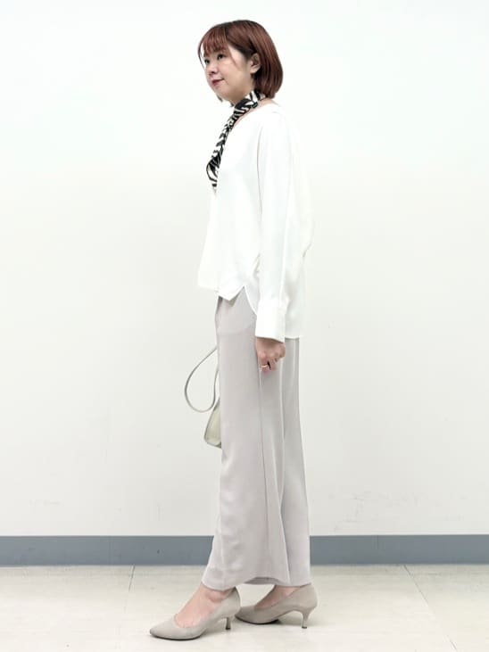 まいこさんの「INDIVI｜【洗える／UVケア／マットサテン】Vネックドルマンスリーブブラウス」を使ったコーディネート