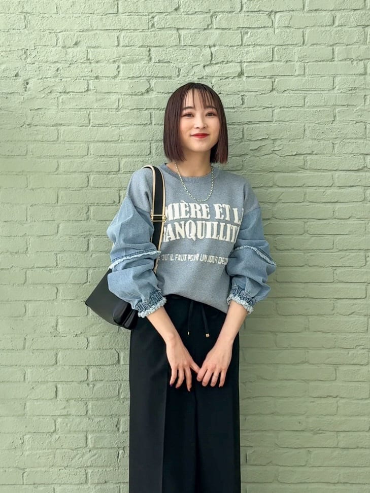 𝐜𝐡𝐢𝐤𝐚さんの「SHOO･LA･RUE｜デニム袖切替ロゴニット」を使ったコーディネート