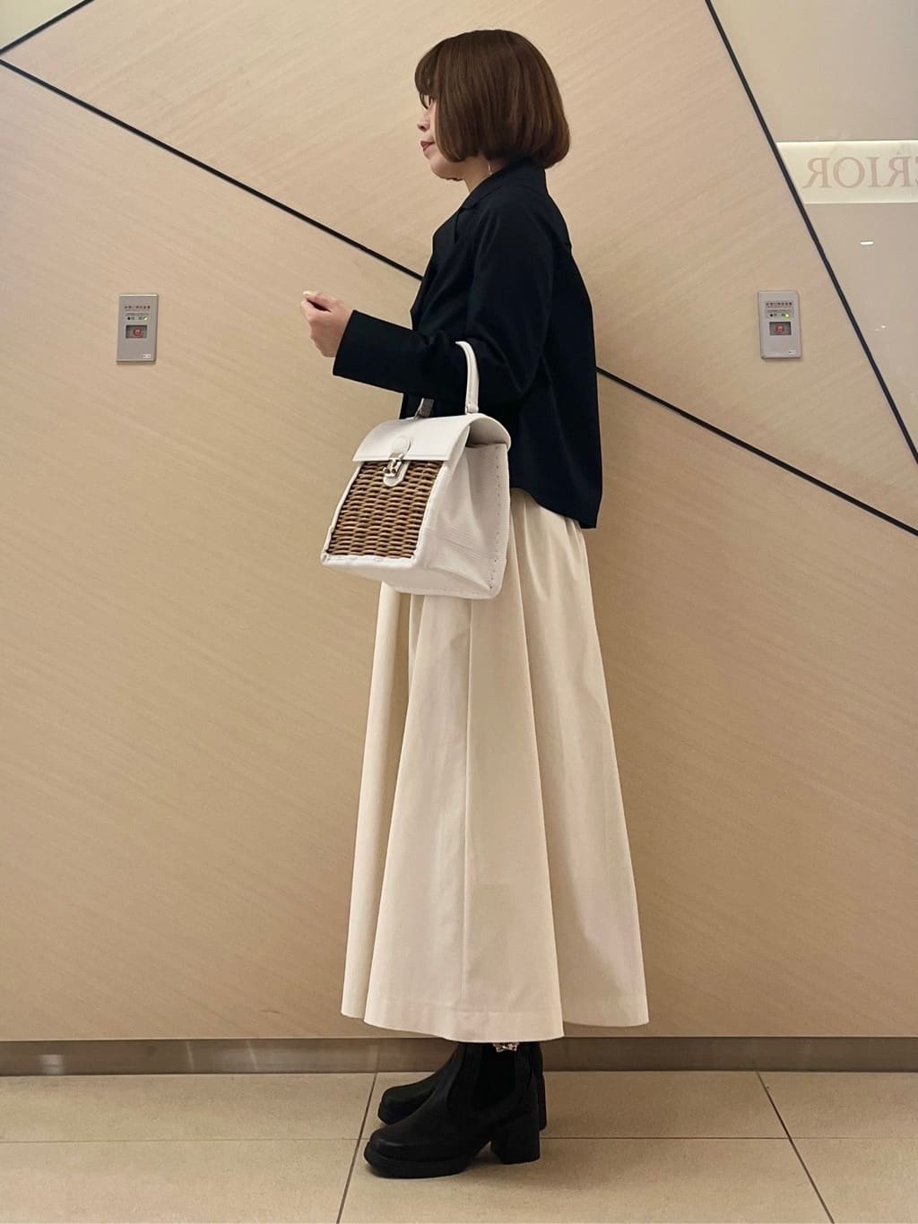 yahataさんの「DRESSTERIOR｜【ウォッシャブル/撥水素材】Aラインショートトレンチジャケット」を使ったコーディネート