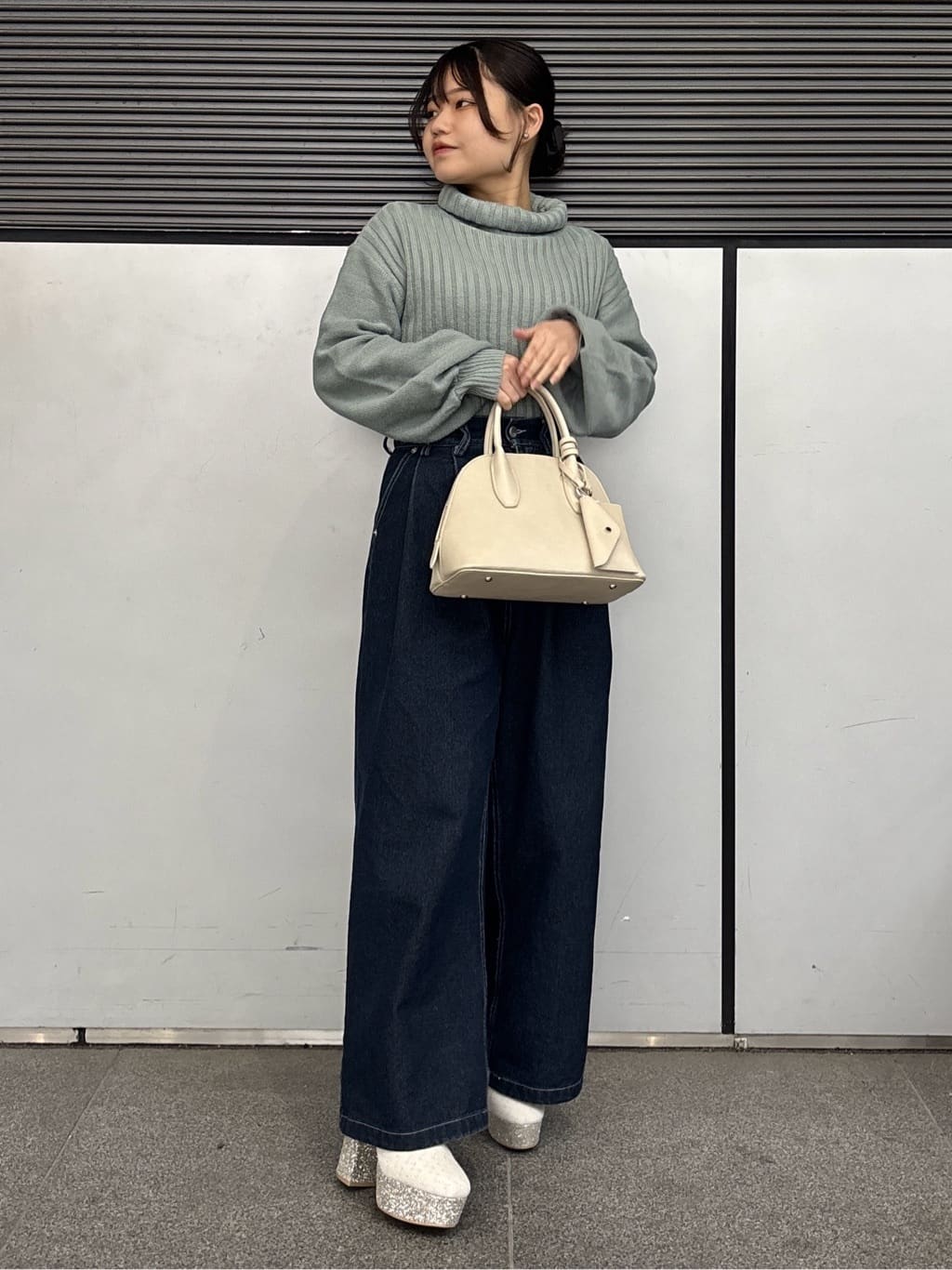 まっきーさんの「ESPERANZA｜【ラク盛り/ショートブーツ】リピーター続出／脚長美脚 バックリボングリッターヒールショートブーツ」を使ったコーディネート