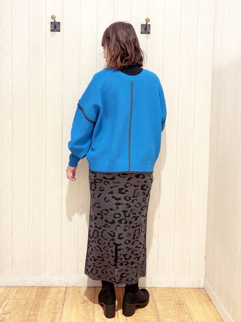 あいこさんの「SHOO･LA･RUE｜【前後2WAY/S-LL】体型カバーもこなれ見えも叶う　ふんわりお袖の配色パイピングニット」を使ったコーディネート