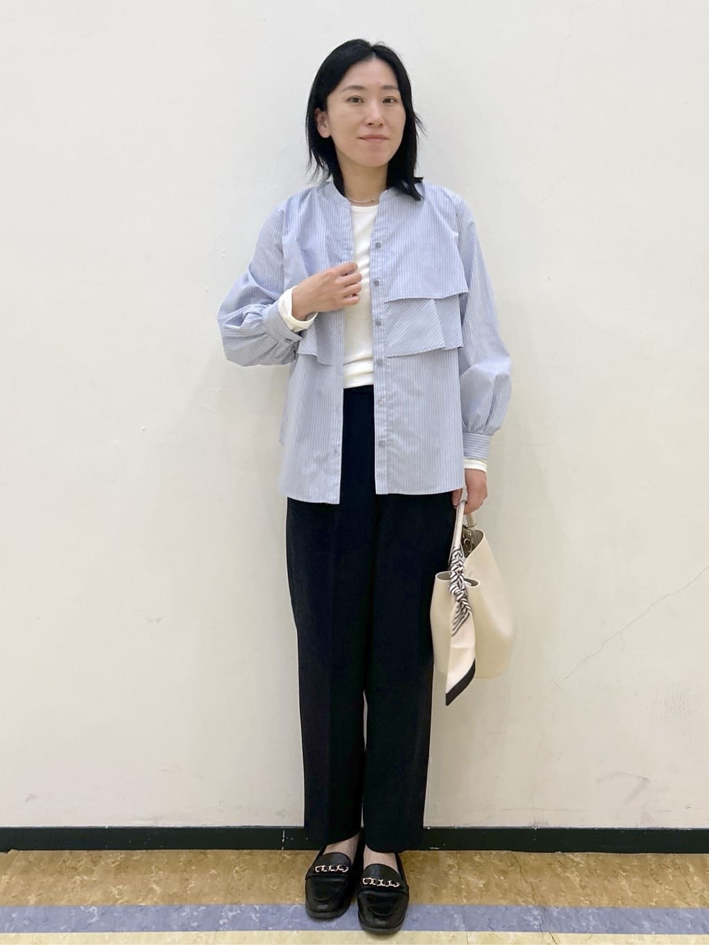 su.さんの「index｜フリルキーネックシャツ【洗濯機OK／イージーアイロン／防シワ】《XS～LL／7col》」を使ったコーディネート