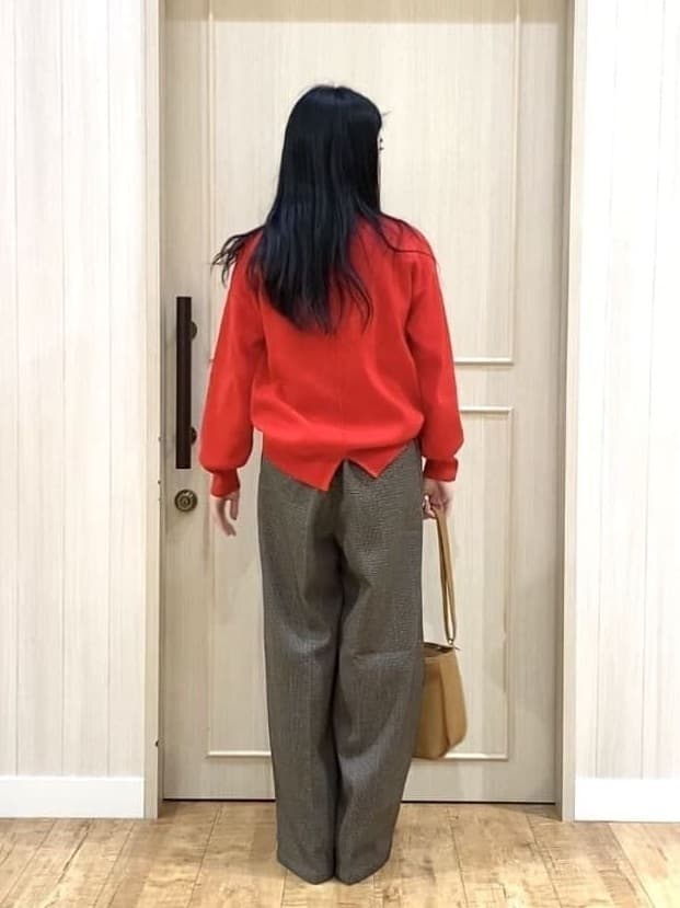 ERIさんの「SHOO･LA･RUE｜【洗える/毛玉レス】表面がきれいなハイネックバックスリットニット」を使ったコーディネート