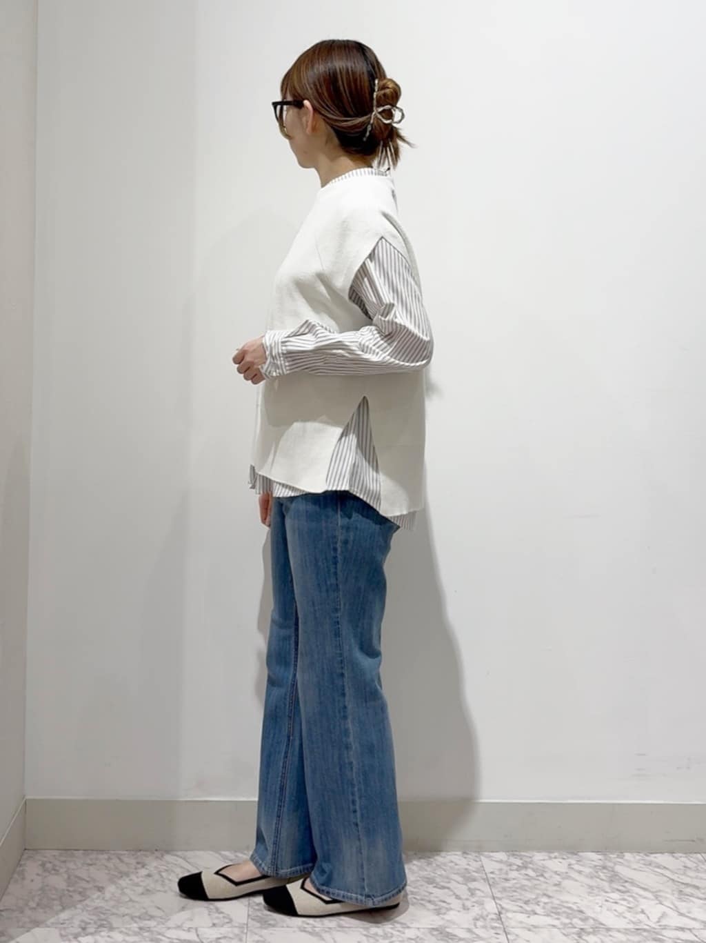 しかっちさんの「grove｜【2点SET】一枚でコーデが決まる！ニットベスト&times;シャツSET」を使ったコーディネート