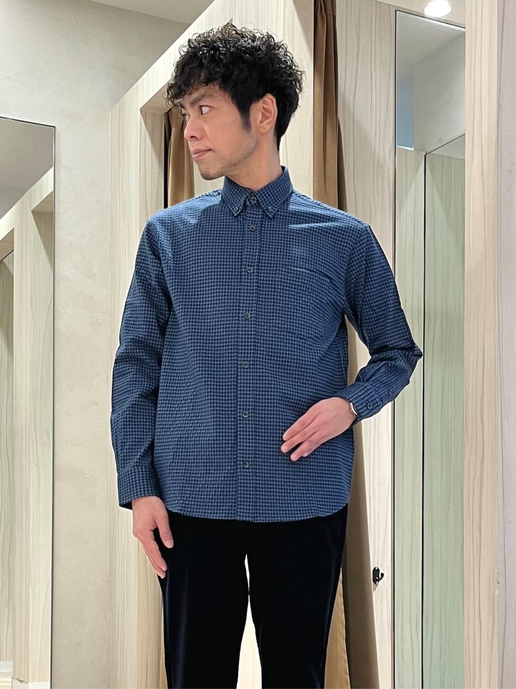 URAさんの「TAKEO KIKUCHI｜【抗菌防臭/シーズンレス】シアサッカーギンガムチェック ストレッチシャツ」を使ったコーディネート