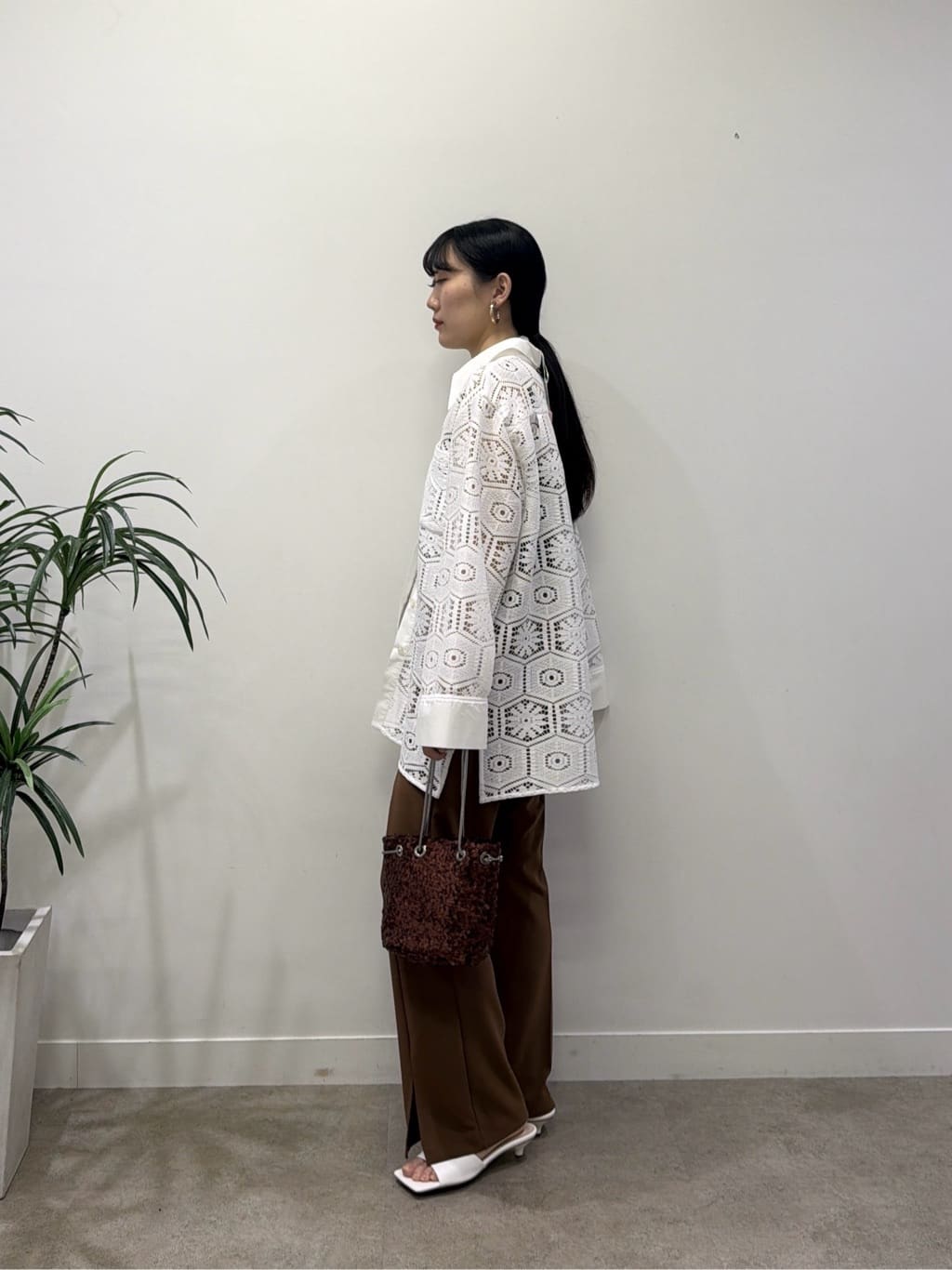rinaさんの「INDIVI｜幾何柄レースビッグシャツ」を使ったコーディネート
