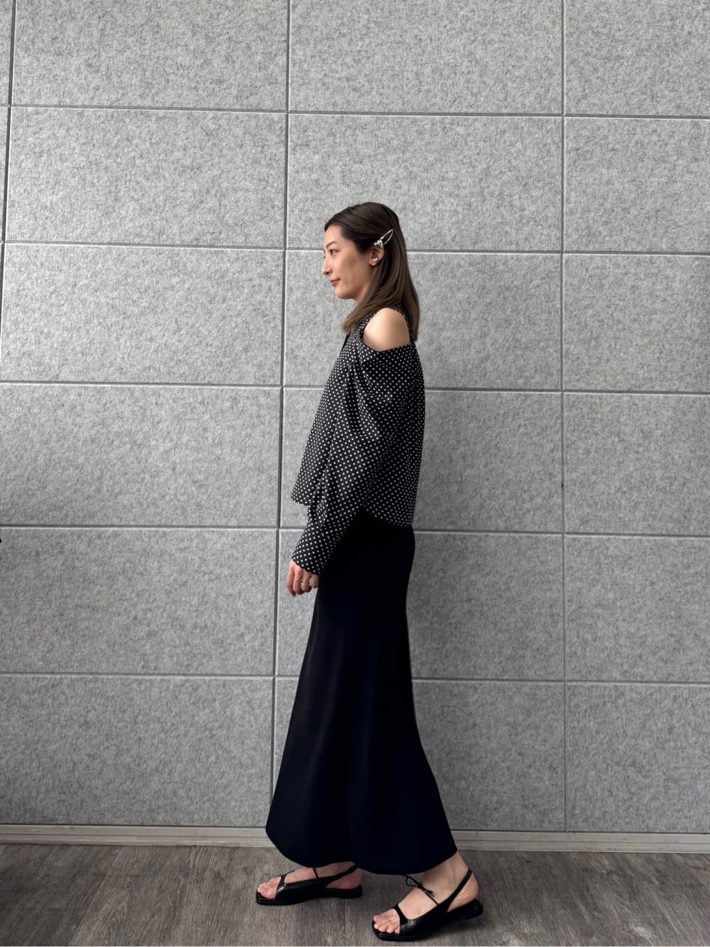 uchi__yamaさんの「CODE A｜dots open shoulder shirts」を使ったコーディネート