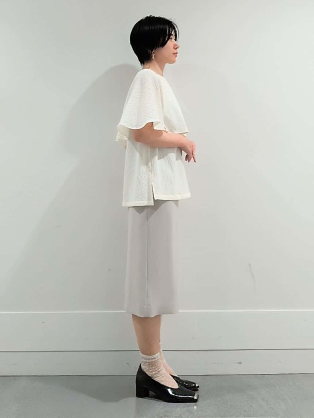 ミズタさんの「UNTITLED｜【洗える/ストレッチ性/フェミニン】ケープデザインブラウス」を使ったコーディネート