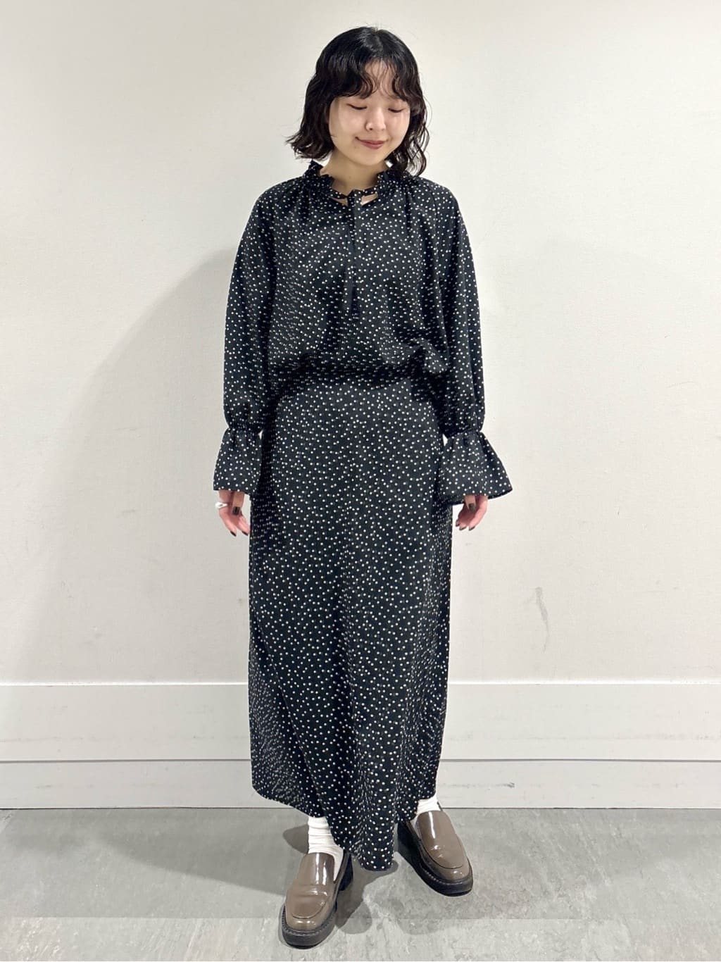 モエカさんの「UNTITLED｜【セットアップ可/後ろウエストゴム】ランダムドットスカート」を使ったコーディネート