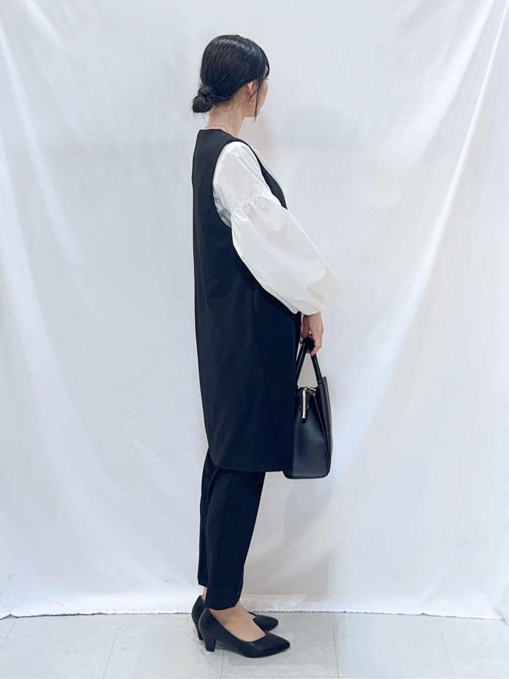 𝐇𝐢𝐫𝐨𝐦𝐢さんの「SHOO･LA･RUE｜【洗濯機可/セットアップ可/S-3L】きちんと楽に。カットジョーゼット ロングジレ」を使ったコーディネート