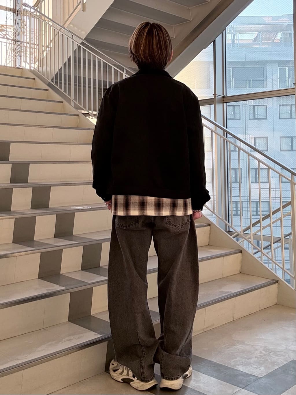 そうごさんの「THE SHOP TK｜【半歩先のオシャレ】デニムカーブパンツ　セットアップ可/洗濯機OK」を使ったコーディネート