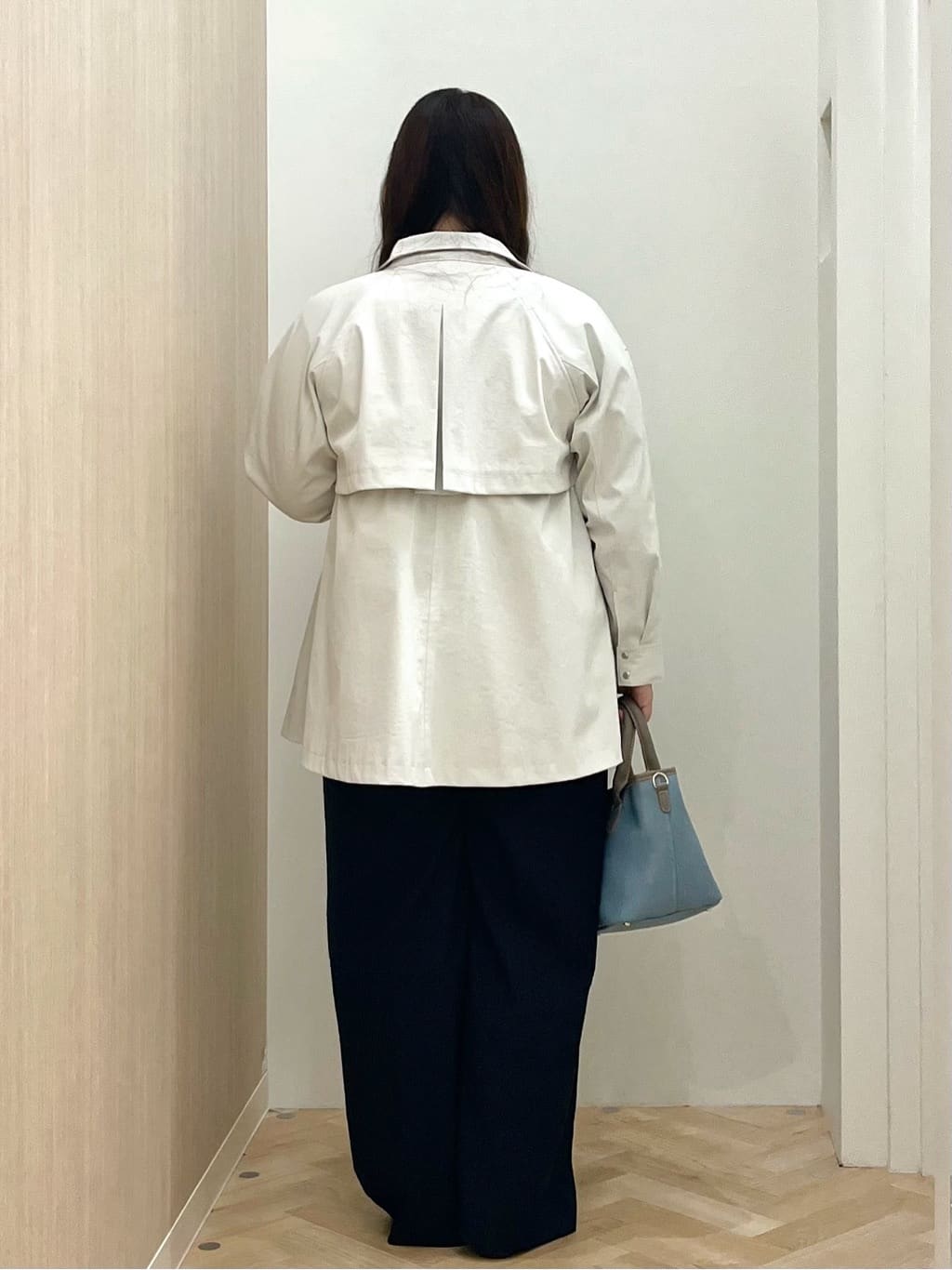 akariさんの「grove｜【撥水／シルエット2WAY】羽織るだけでサマになる、スタンドネックテントラインコート」を使ったコーディネート