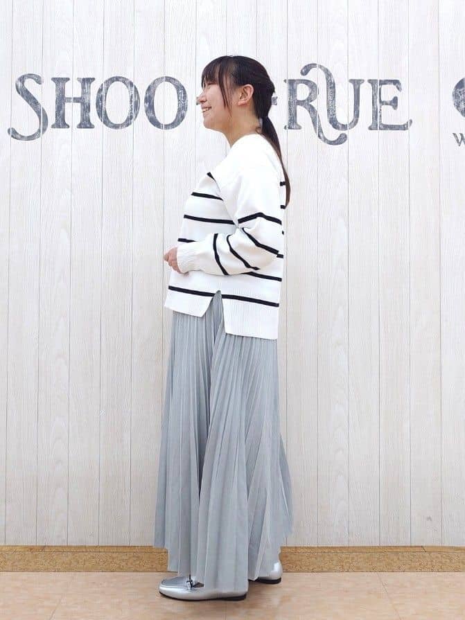 とろろさんの「SHOO･LA･RUE｜【洗濯機可/S-LL】きれいめにもカジュアルにも スエードライク プリーツスカート」を使ったコーディネート