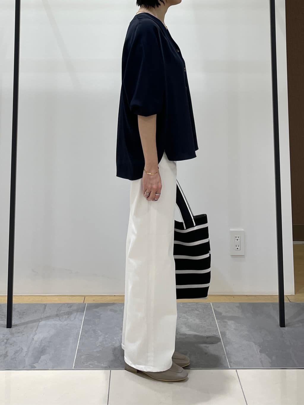 shihoさんの「INDIVI｜【洗える／UVケア／マットサテン】Vネックドルマンスリーブブラウス」を使ったコーディネート