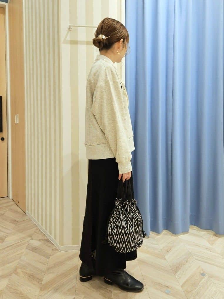 Ikumiさんの「SHOO･LA･RUE｜【洗濯機可/セットアップ可/毛玉になりにくい】心地よく穿ける ニットナロースカート」を使ったコーディネート