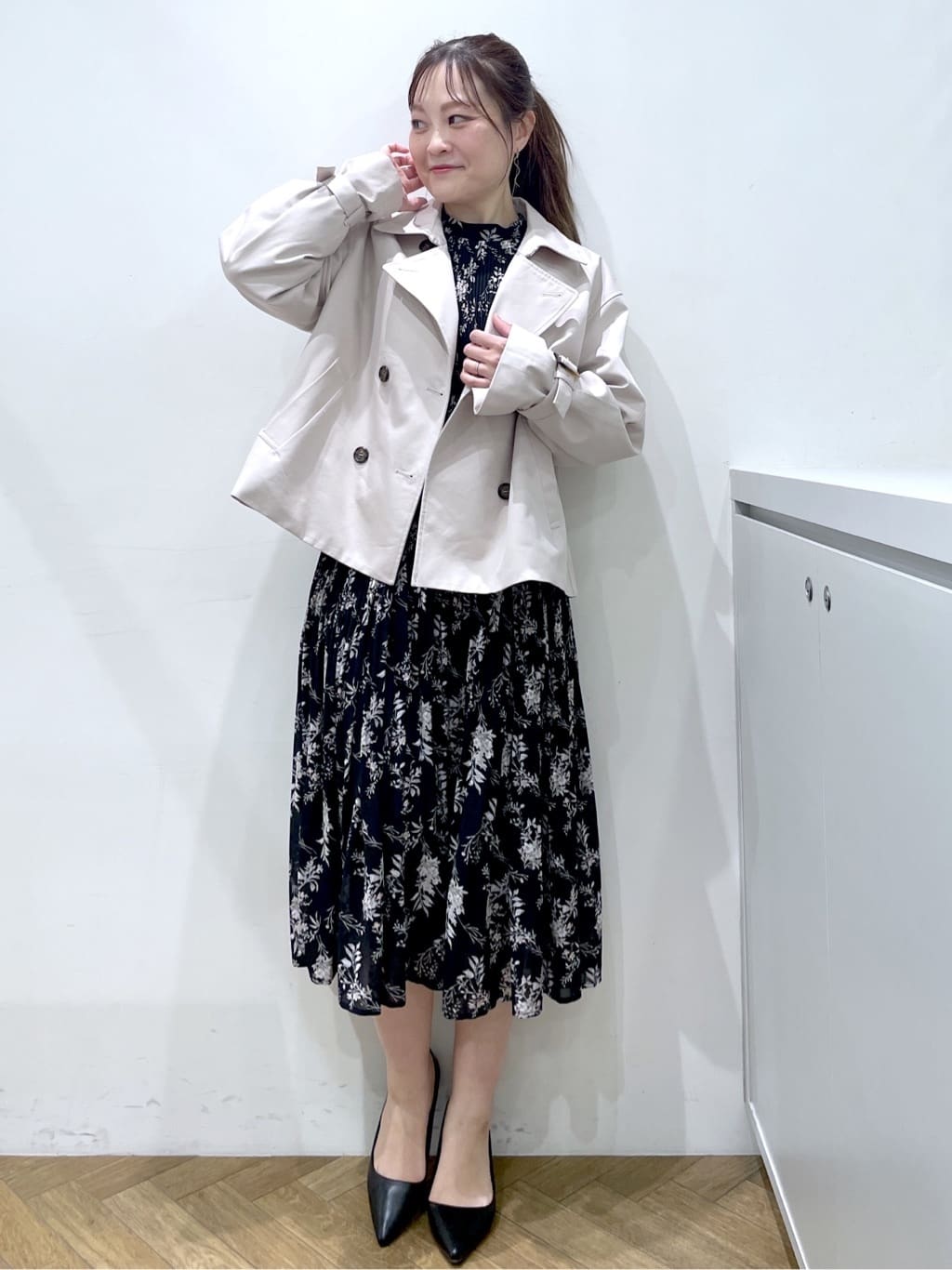 Junさんの「index｜キャンディスリーブショートトレンチコート【洗濯機OK／撥水／防花粉】《5col》」を使ったコーディネート