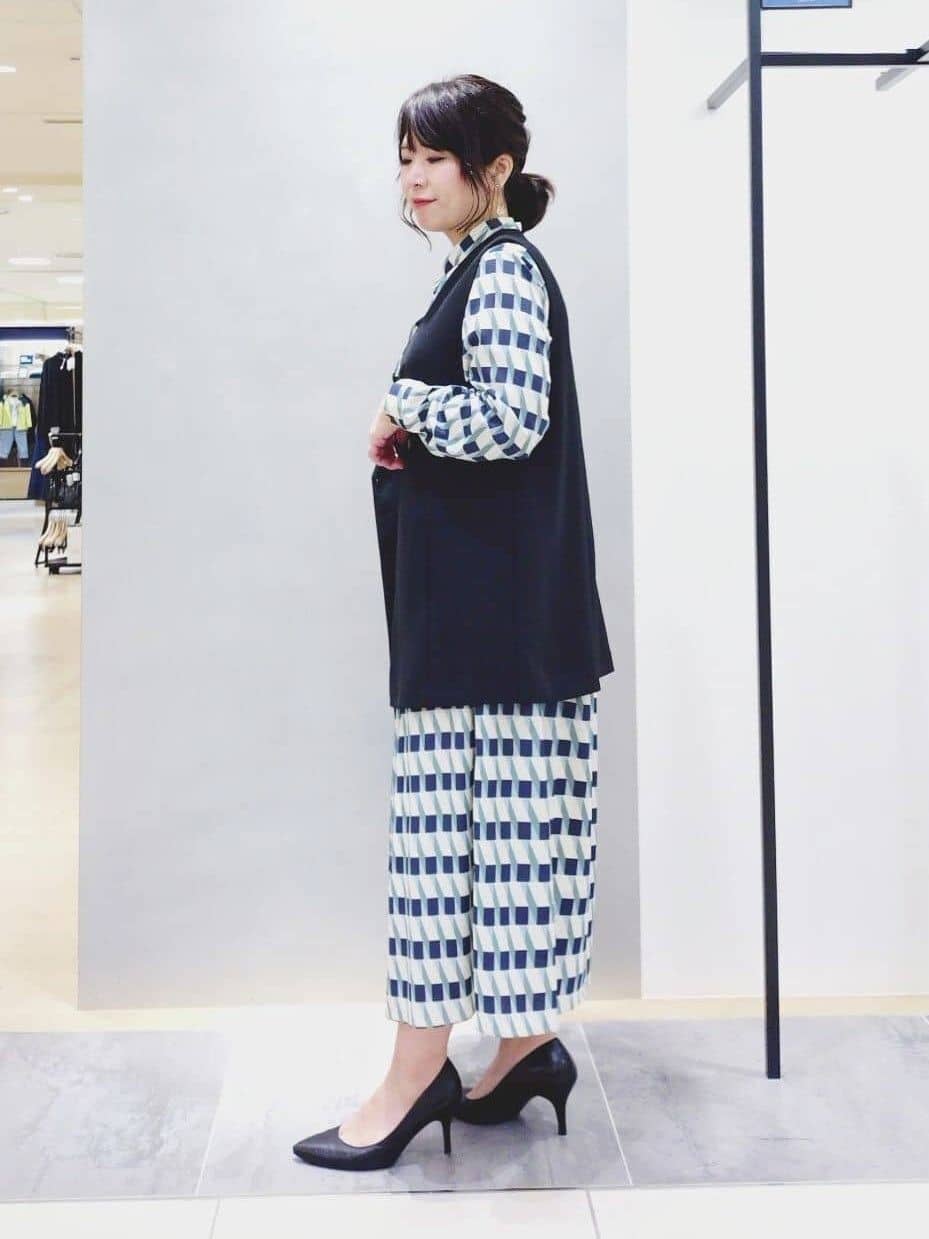 TOMOMIさんの「INDIVI｜【洗える／2WAY】ベルト付き ジオメトリック柄 シャツワンピース」を使ったコーディネート
