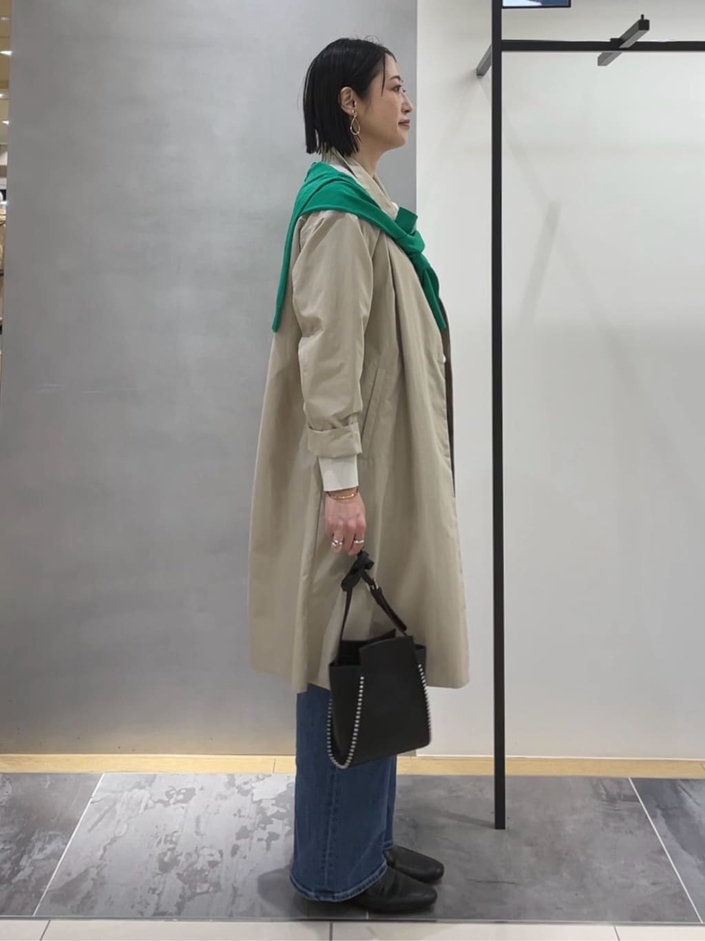 shihoさんの「INDIVI｜【撥水／軽量】ミニマル スタンドカラーコート」を使ったコーディネート