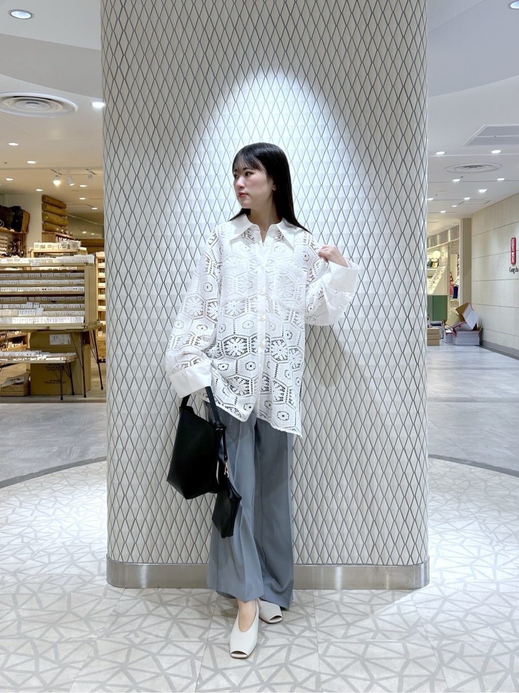 Renoさんの「INDIVI｜幾何柄レースビッグシャツ」を使ったコーディネート
